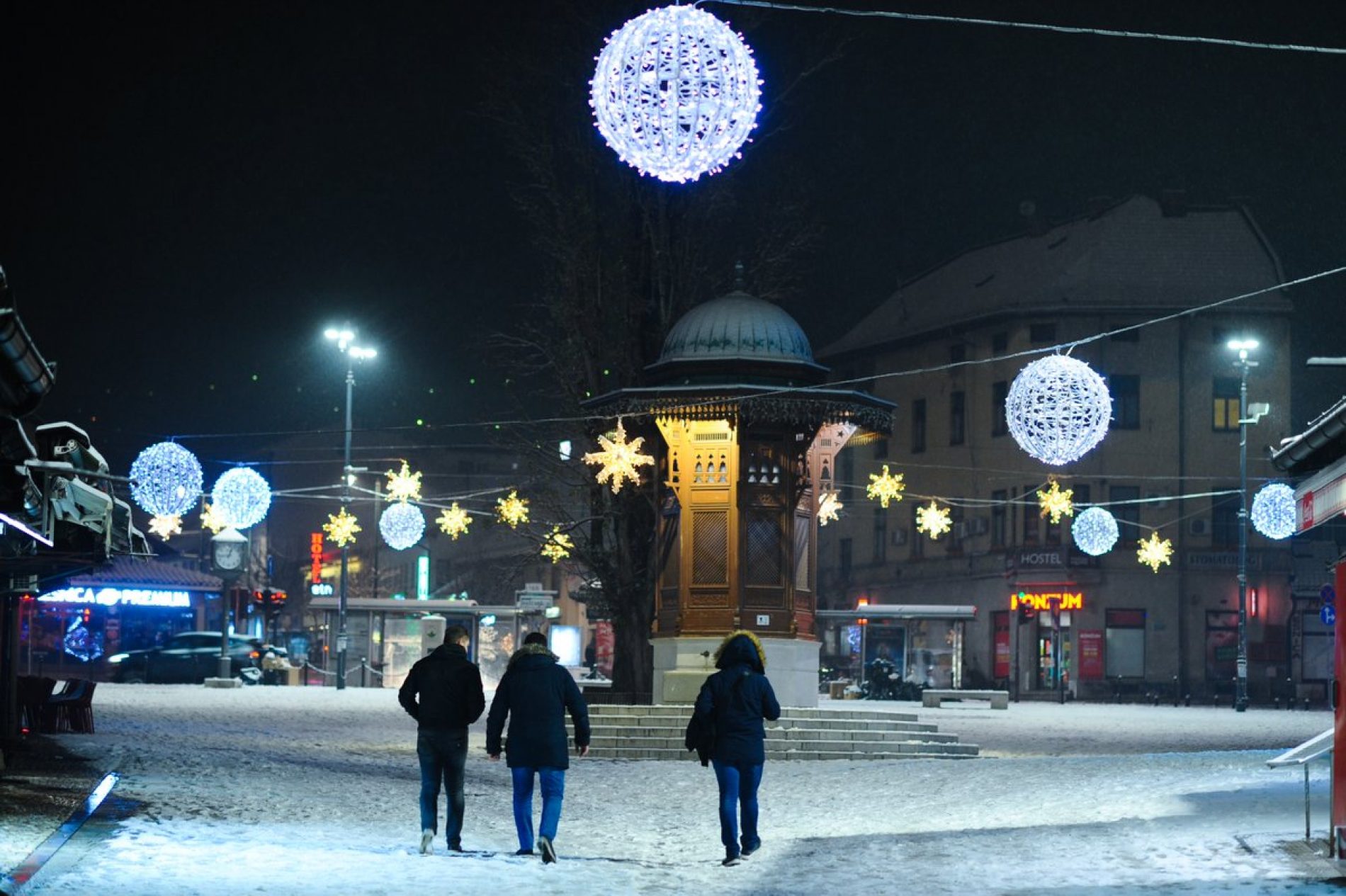 Od sinoć pada u većem dijelu Bosne i Hercegovine: Snježna idila na ulicama Sarajeva
