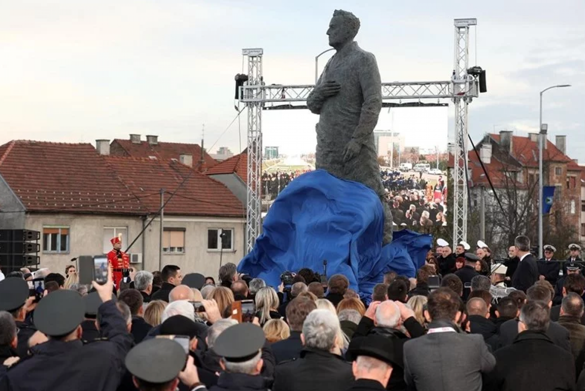 Zagreb: Na otkrivanju spomenika vikao “Tuđman zločinac” pa fizički napadnut