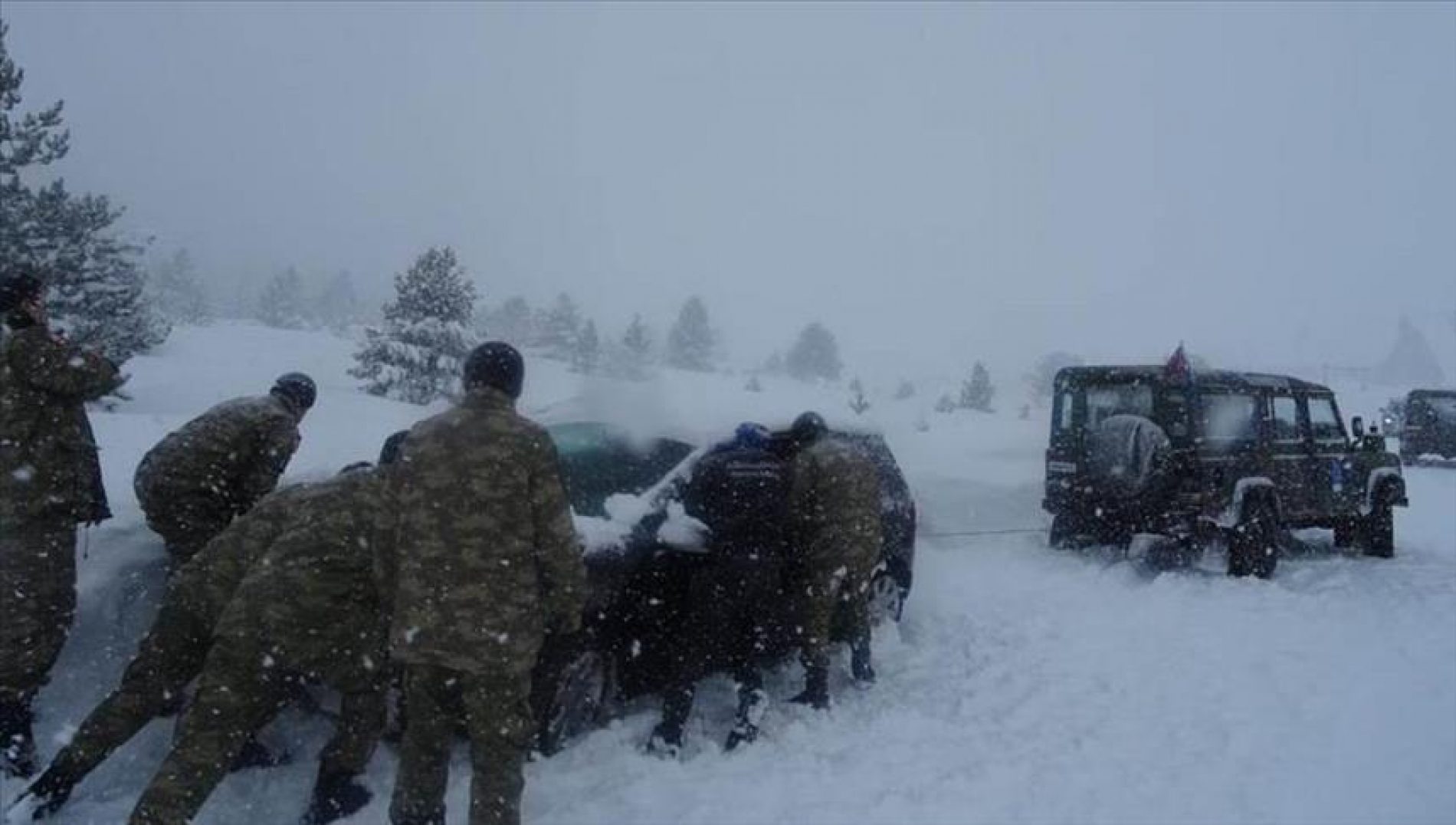 Tomislavgrad: Turski vojnici EUFOR-a spasili porodicu s trudnicom zaglavljenu u snijegu