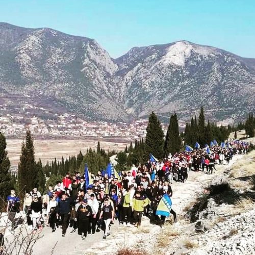 Mostar: Stotine učenika na brdu Fortica svečano podigli zastavu Bosne i Hercegovine