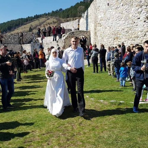Vjenčanje pet parova na tvrđavi Stari grad u Travniku