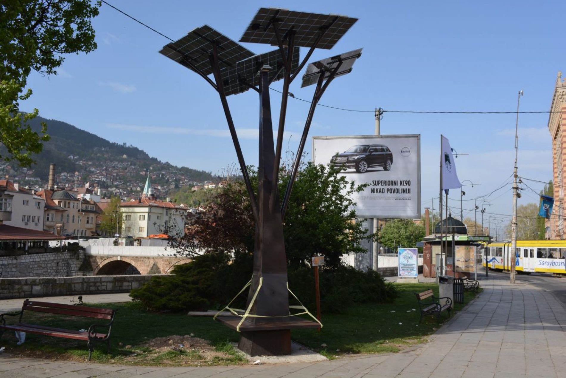 Sarajevo: Postavljena prva solarna stabla u Starom Gradu