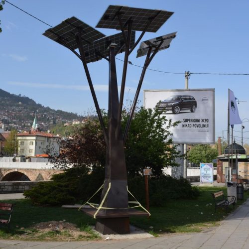 Sarajevo: Postavljena prva solarna stabla u Starom Gradu