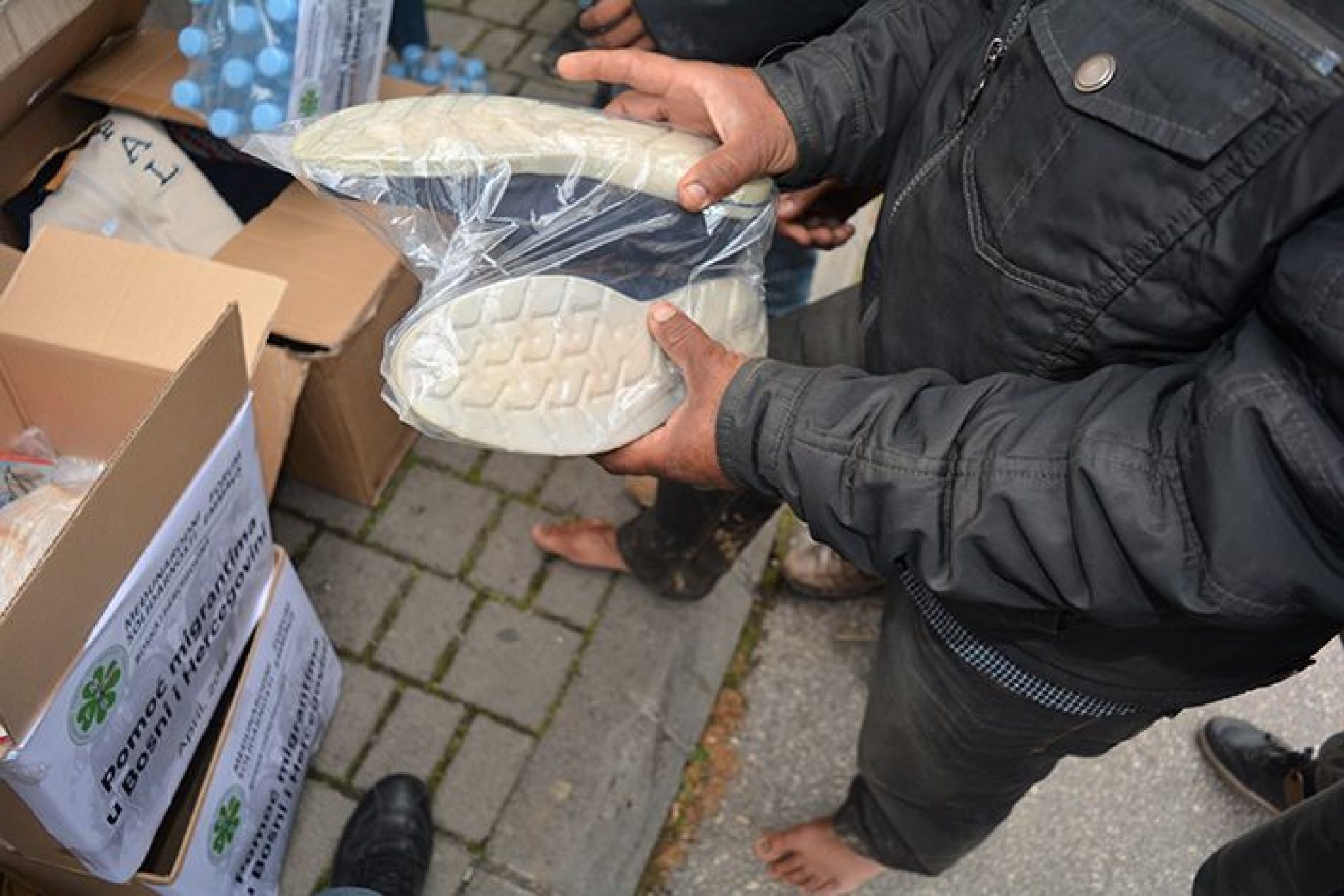 Podijeljena hrana, odjeća i obuća za migrante u Tuzli