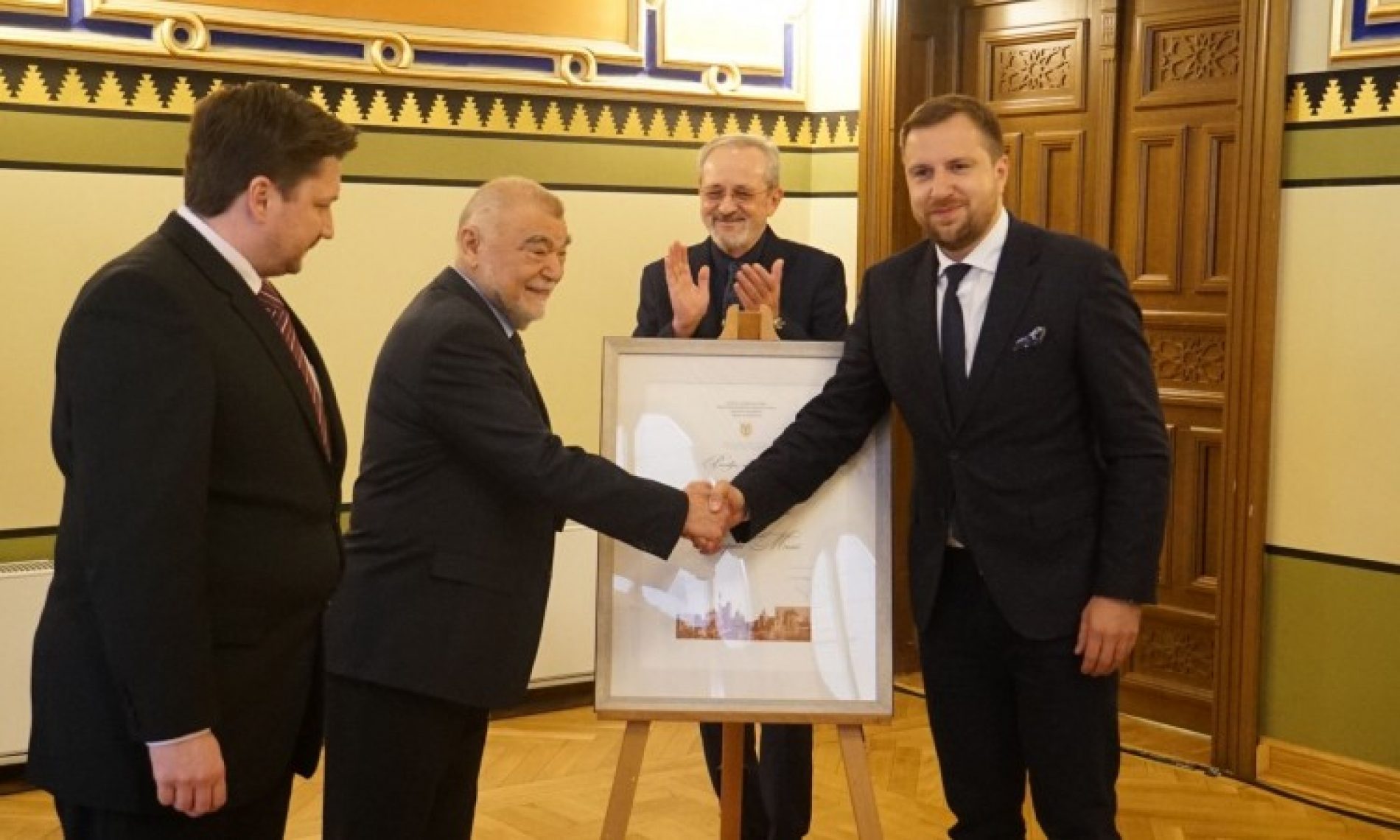 Stjepan Mesić primio priznanje Počasni građanin Grada Sarajeva