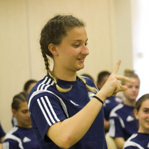 Nogometašice U-16 reprezentacije uče znakovni jezik kako bi komunicirali sa kolegicom