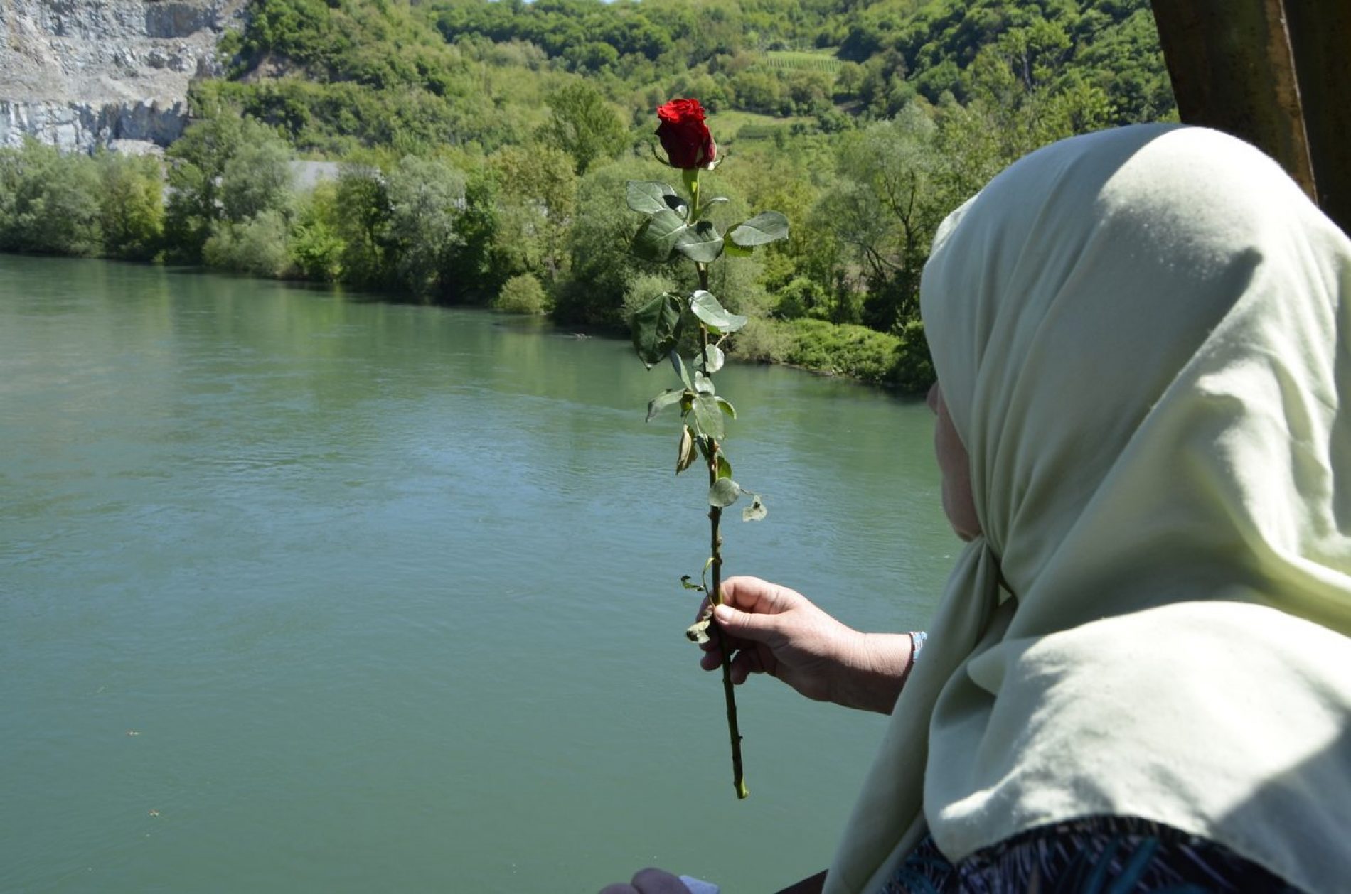 Ruže u Drini za bošnjačke žrtve Bratunca iz 1992. godine