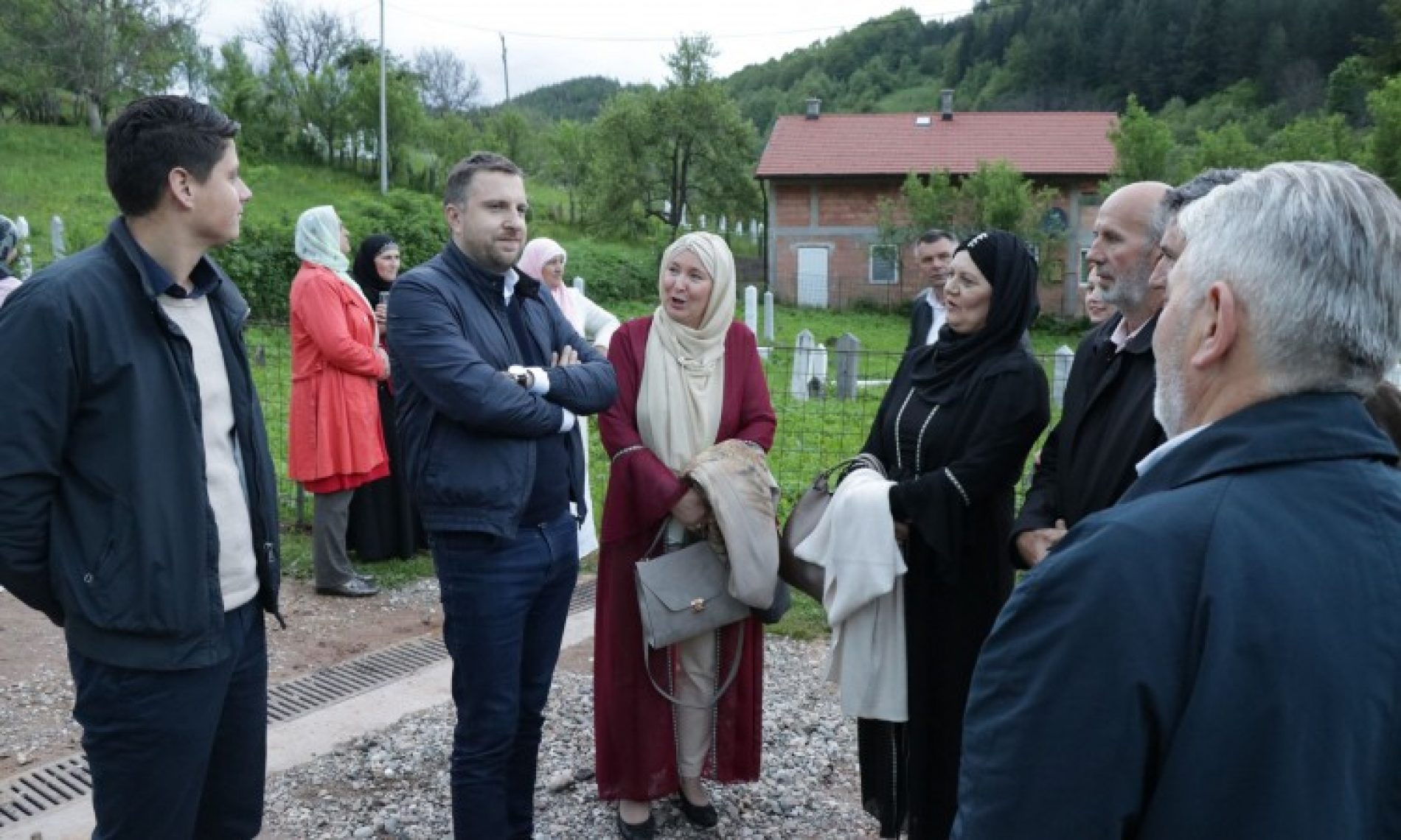 Gradonačelnik Sarajeva  organizovao iftar za povratnike fočanskog naselja Jeleč