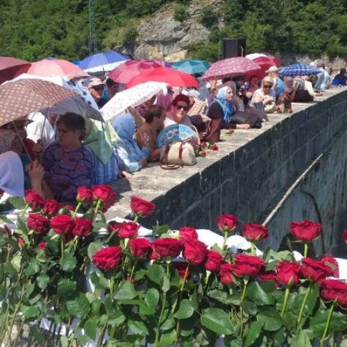 Višegrad – U Drinu spušteno 3.000 ruža za 3.000 ubijenih Bošnjaka