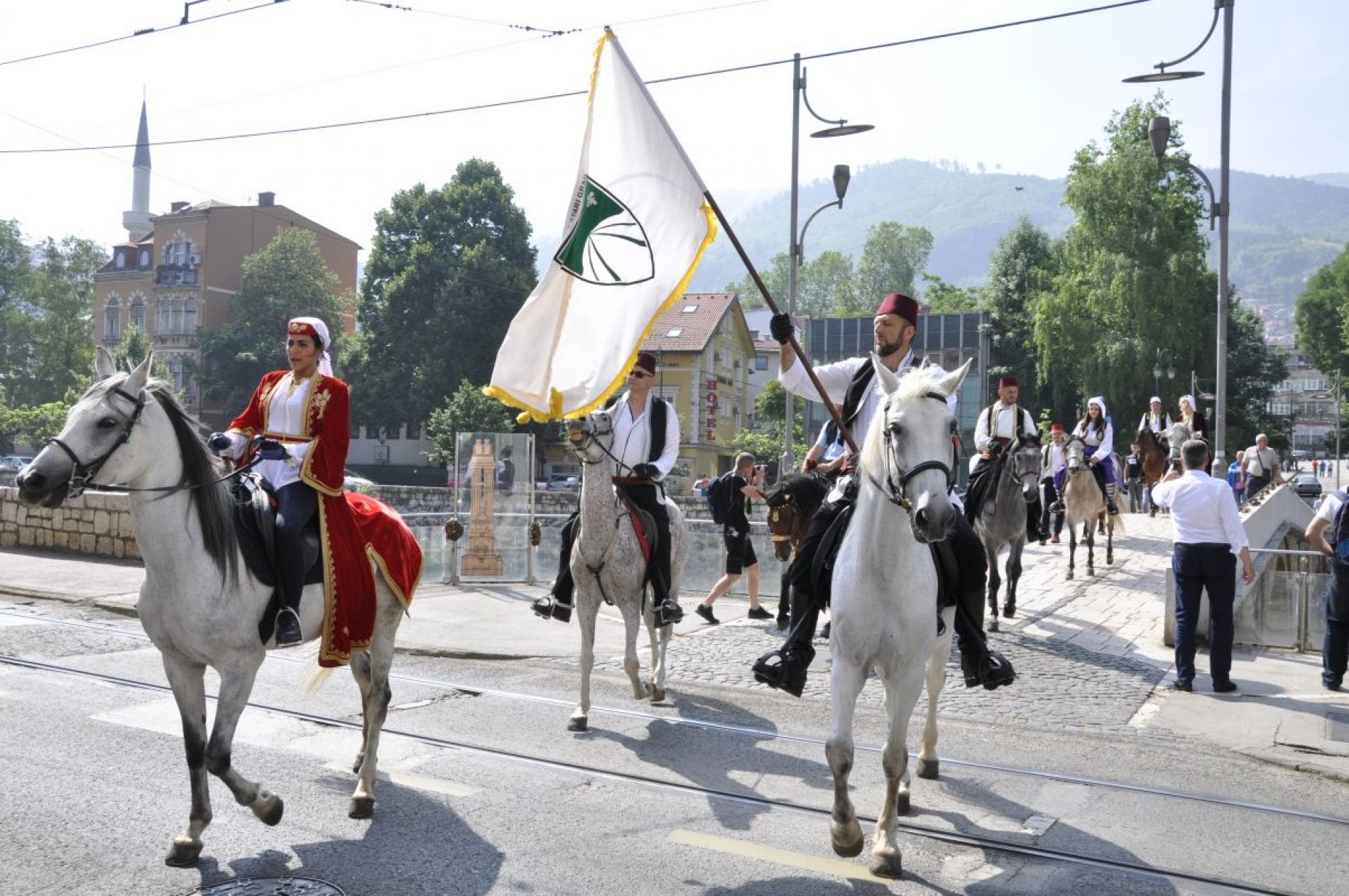 Konjanici sa barjakom Općine Stari Grad krenuli na pohod na Ajvatovicu (Foto)