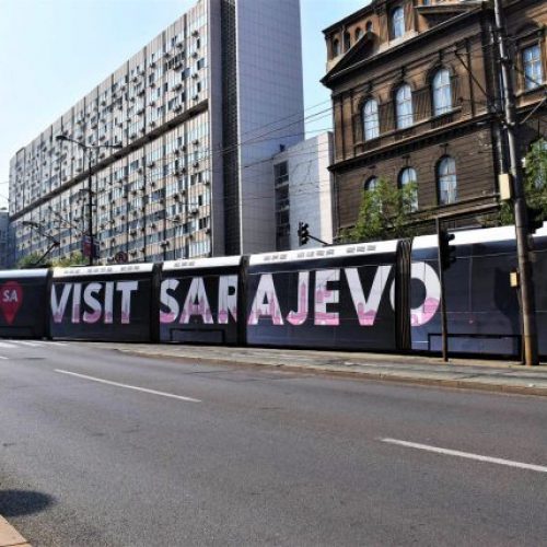 Tramvaj s natpisom “Visit Sarajevo” kruži ulicama Beograda
