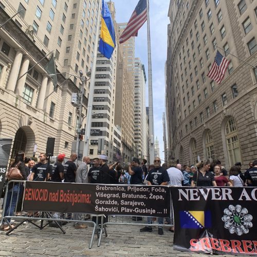 U New Yorku na Wall Streetu upriličena komemoracija za žrtve genocida u Srebrenici i Bosni