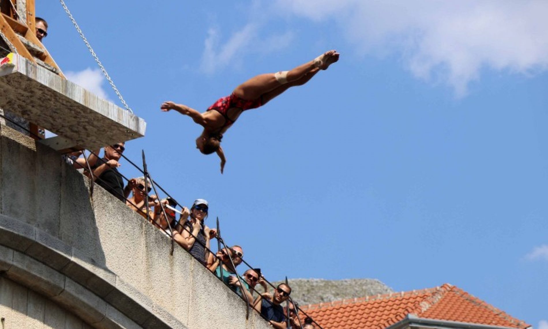 Probnim skokovima otvoren Red Bull Cliff Diving Mostar 2019.