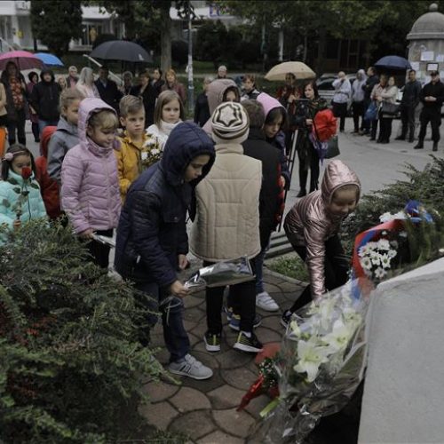 Povodom Svjetskog dana učitelja: Položeno cvijeće u znak sjećanja na Fatimu Gunić i učenike