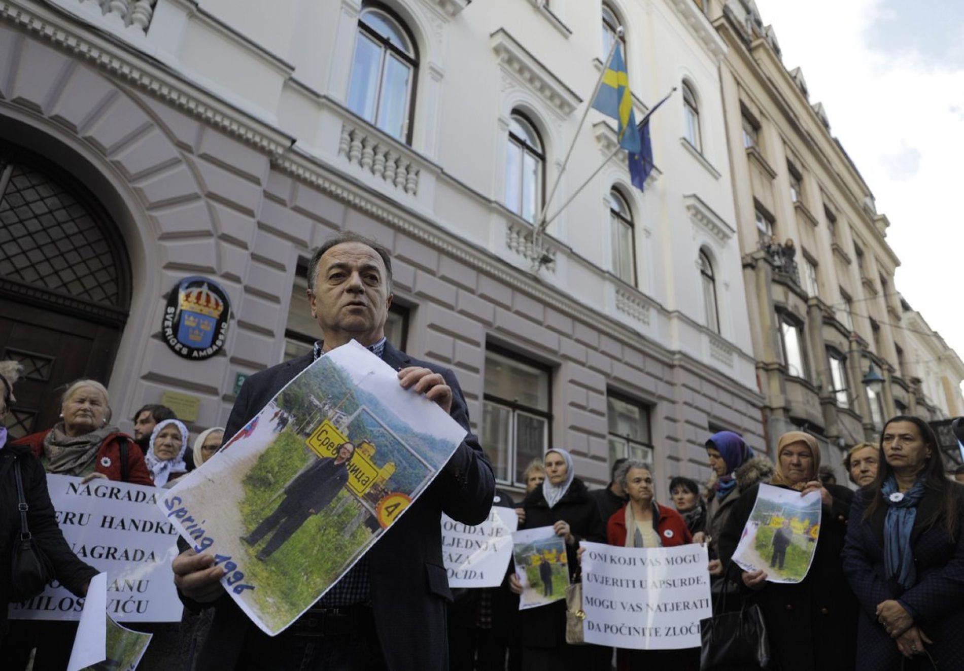 Sarajevo: Protesti porodica žrtava genocida zbog Nobelove nagrade Peteru Handkeu