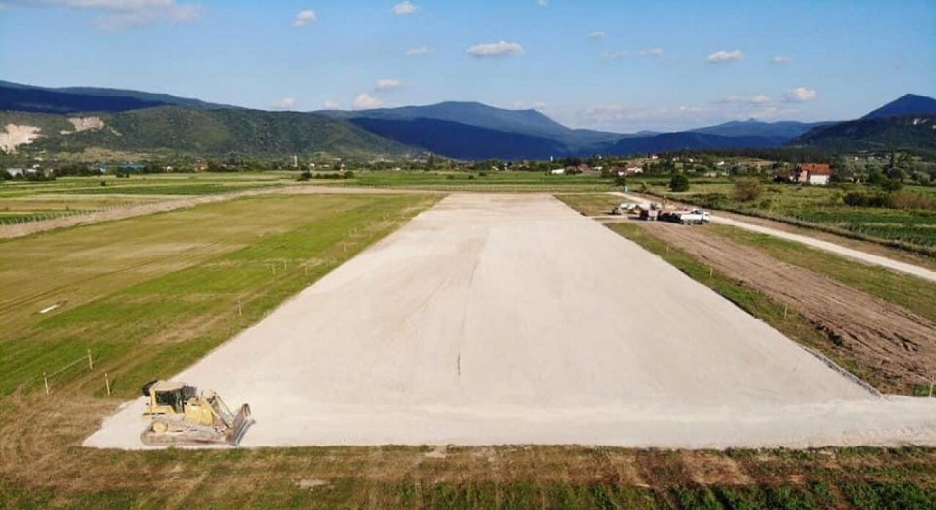 Izvođenje radova na izgradnji probne dionice poletno-sletne staze Aerodroma Bihać (Video)
