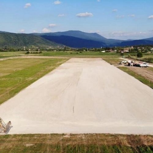 Izvođenje radova na izgradnji probne dionice poletno-sletne staze Aerodroma Bihać (Video)