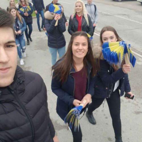 Povodom Dana državnosti Bosne i Hercegovine: Srednjoškolci u Cazinu poklanjali državne zastavice
