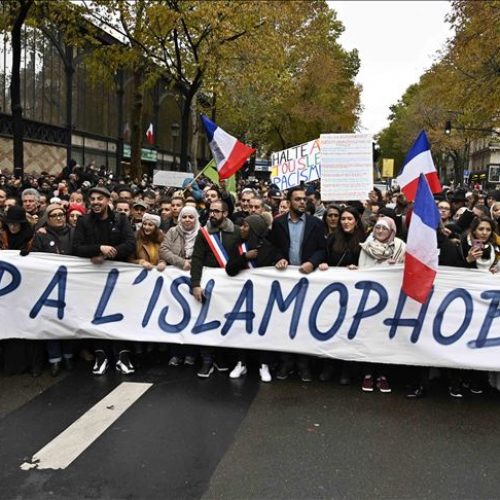 Francuske fobije: Predsjednik vrijeđa okolo, ljudi na ulicama Pariza upozoravaju na rasizam