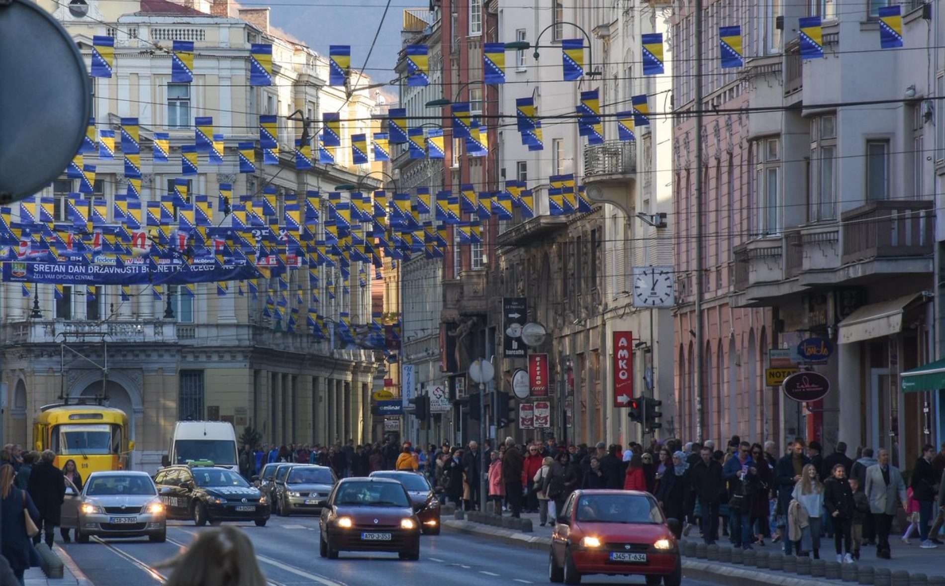 Sarajevo u prazničnom ruhu uoči državnog praznika