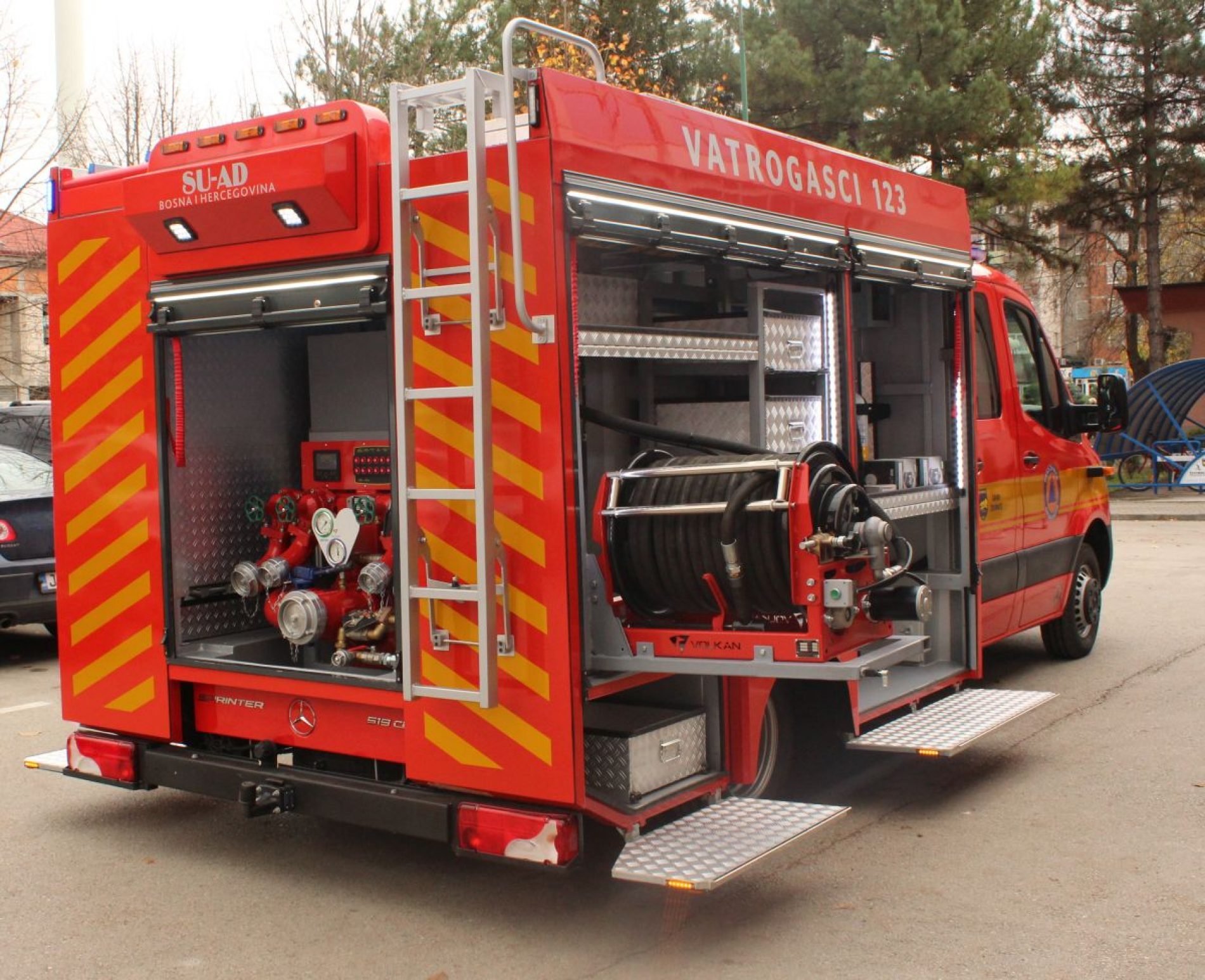 Izvršena primopredaja vatrogasnog vozila proizvedenog u Gradu Živinice