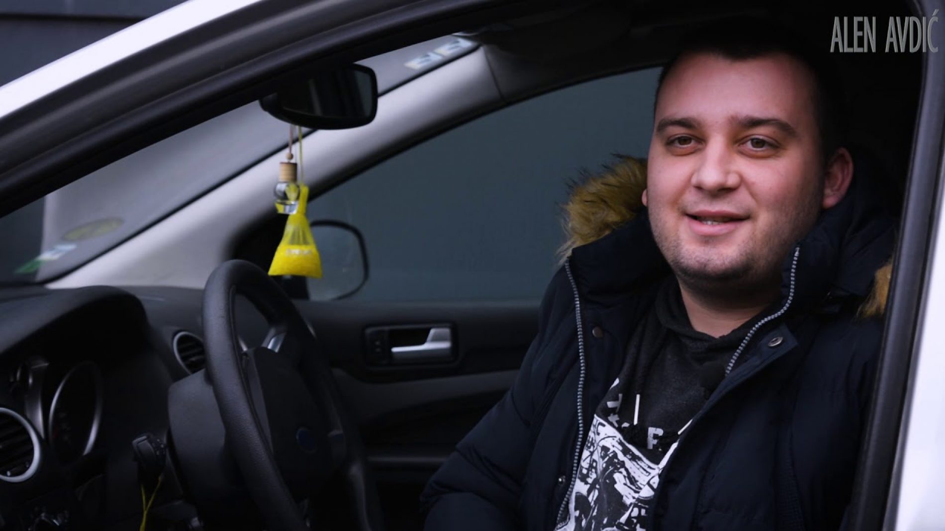 Taksista Haris besplatno prevozi djecu sa posebnim potrebama (Video)