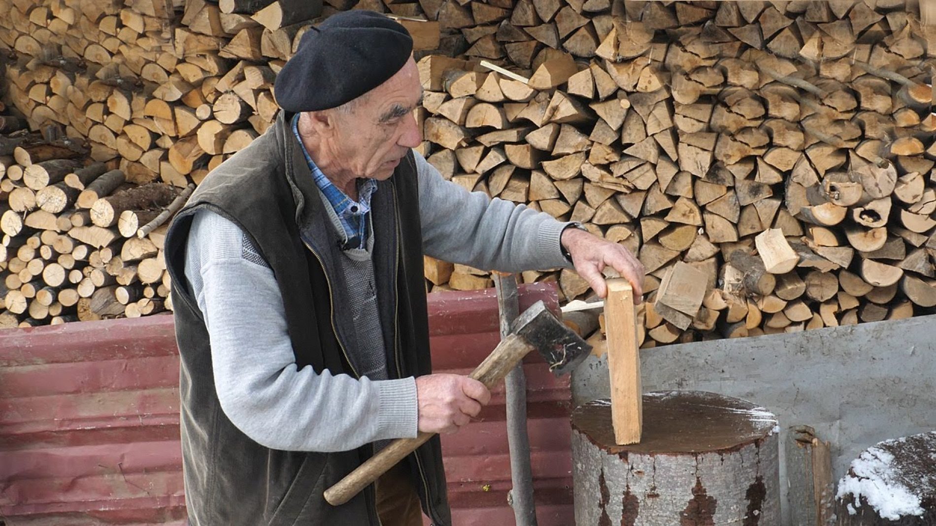 Ejub jedini u Srednjoj Bosni izrađuje drvene nanule (Video)