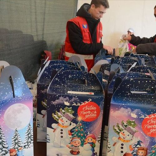 Mostar: Djeci migranata u Salakovcu podijeljeno 150 novogodišnjih paketića