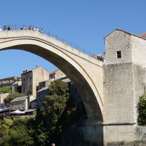 Mostar: Novogodšnji skok u ledenu Neretvu (VIDEO)