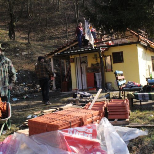 Dobri ljudi pomogli demobilisanom borcu u Gračanici: U utorak mu izgorio krov, danas mu sagrađen novi