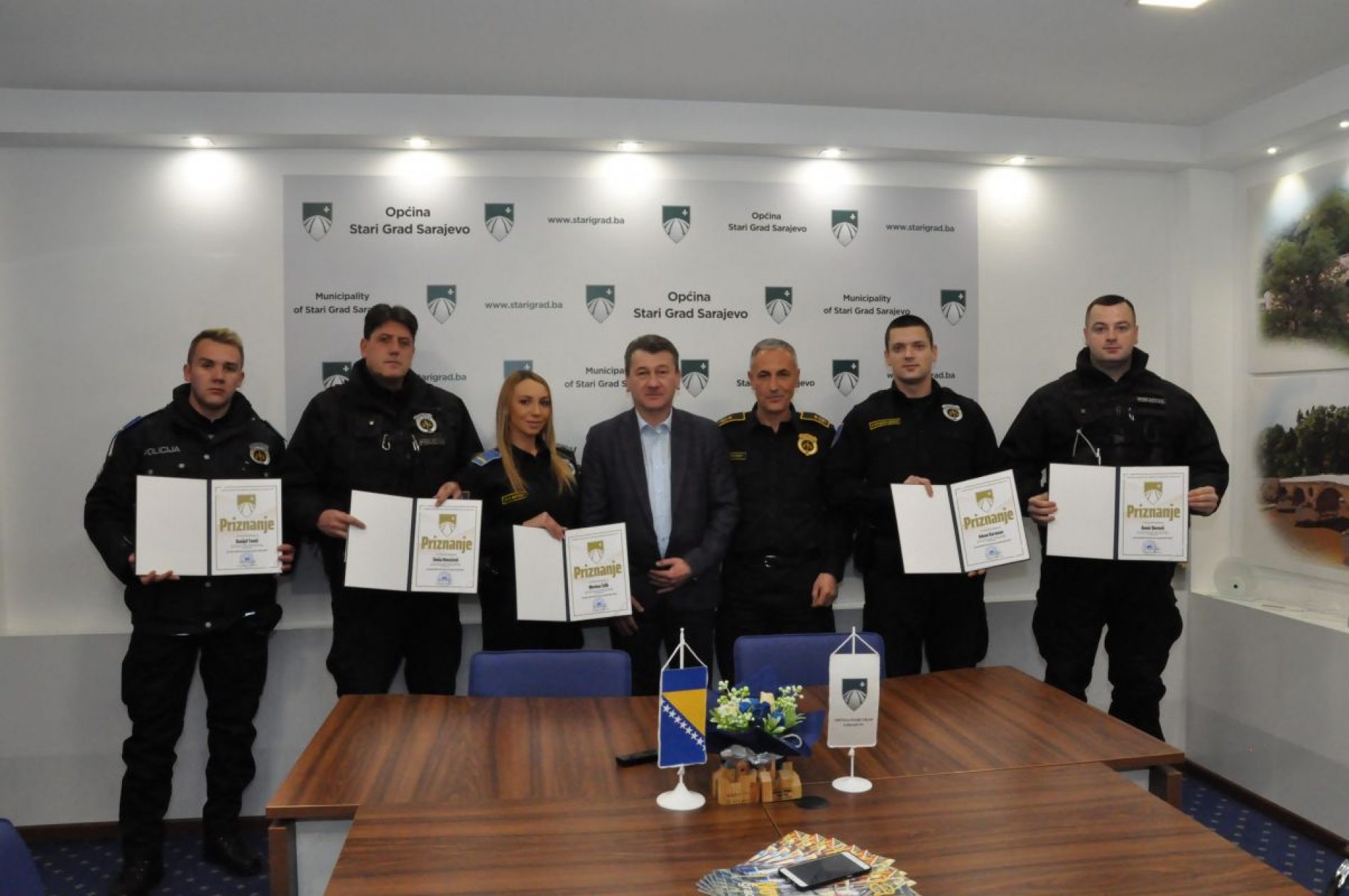 Zahvalnice i nagrade policajcima za spašavanje muškarca od utapanja u rijeci Miljacki