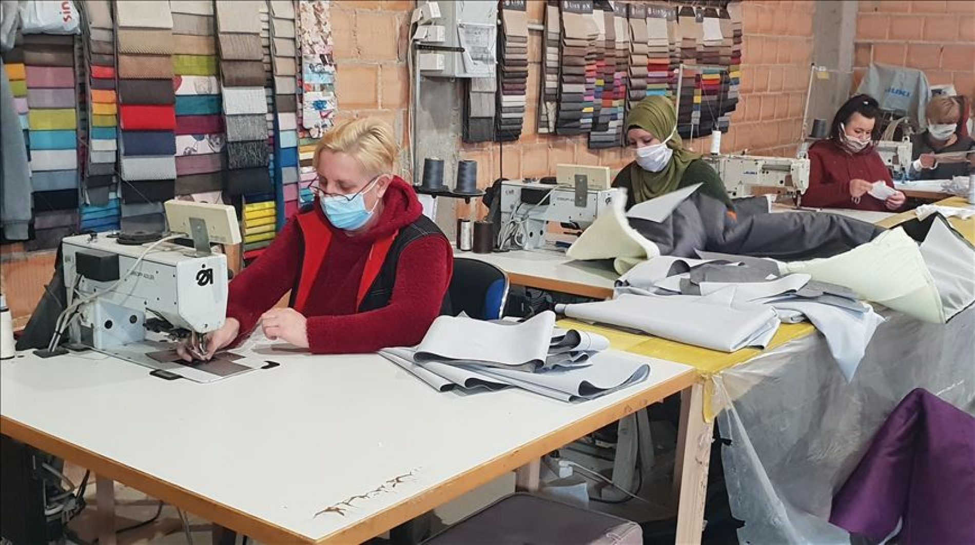 Firma Boha iz Zenice preorjentisala proizvodnju: Počeli raditi zaštitne maske, u planu izrada i odijela