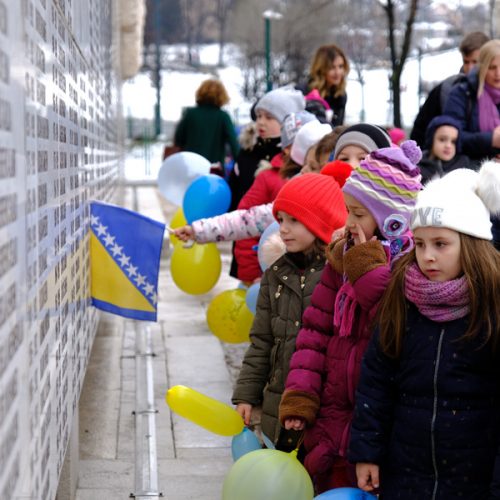Mališani iz OŠ “Džemaludin Čaušević” obilježili Dan nezavisnosti BiH: Djeca se od malena uče da vole domovinu
