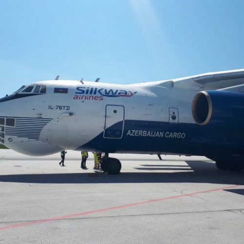 Iz Azerbejdžana stigao avion s medicinskom opremom