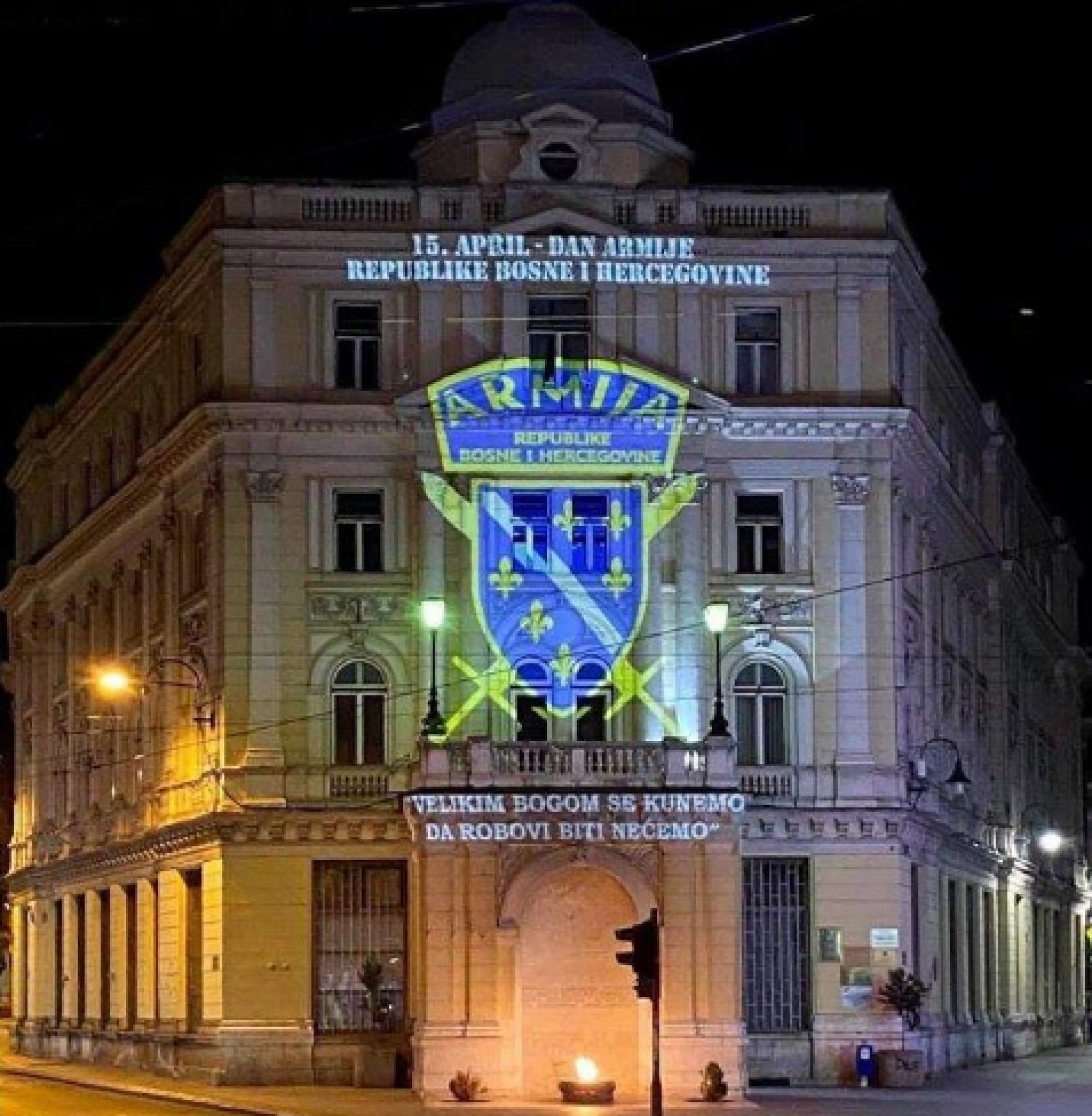 Grad Sarajevo: Zgrada u centru u bojama grba Armije RBiH