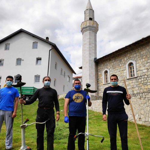 Gacko: Paroh i glavni imam zajedno kosili travu u haremu džamije Mehmed-age Zvizdića