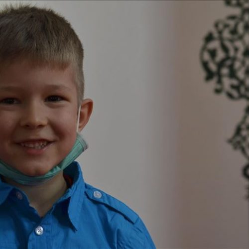 Sedmogodišnji mujezin u Srebrenici raduje se Bajramu