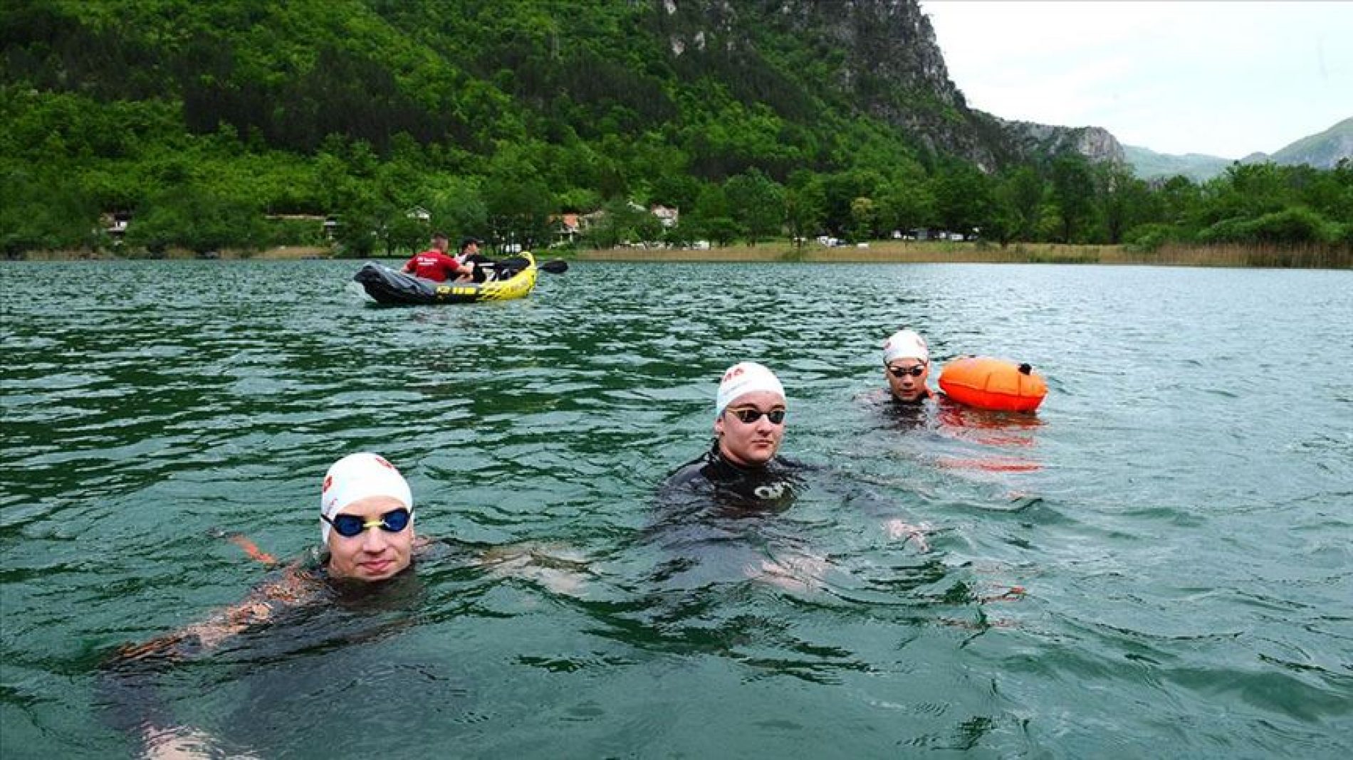 U vremenu zatvorenih bazena: Mustafa, Muhamed i Omar treniraju na Boračkom jezeru