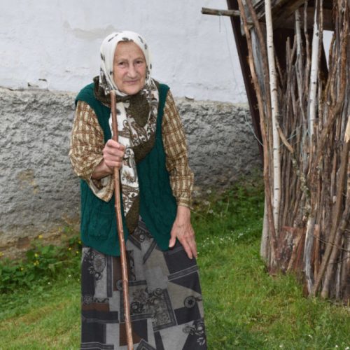 Selo sa dvije stanovnice: Nana Fatima peče halvu i čeka Bajram kao da je pun komšiluk