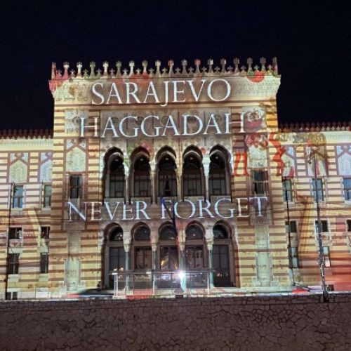 Vijećnica u znaku Sarajevske hagade s porukom sjećanja na sve nevine žrtve