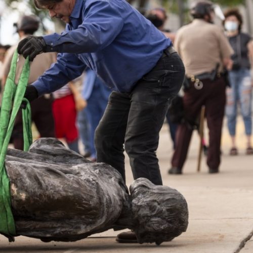 SAD se bori s konfederacijskom prošlošću, nastavljeno rušenje kipova (Video)