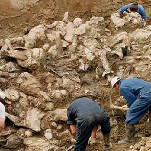 Budućnost Srbije zakopana je u masovnim grobnicama