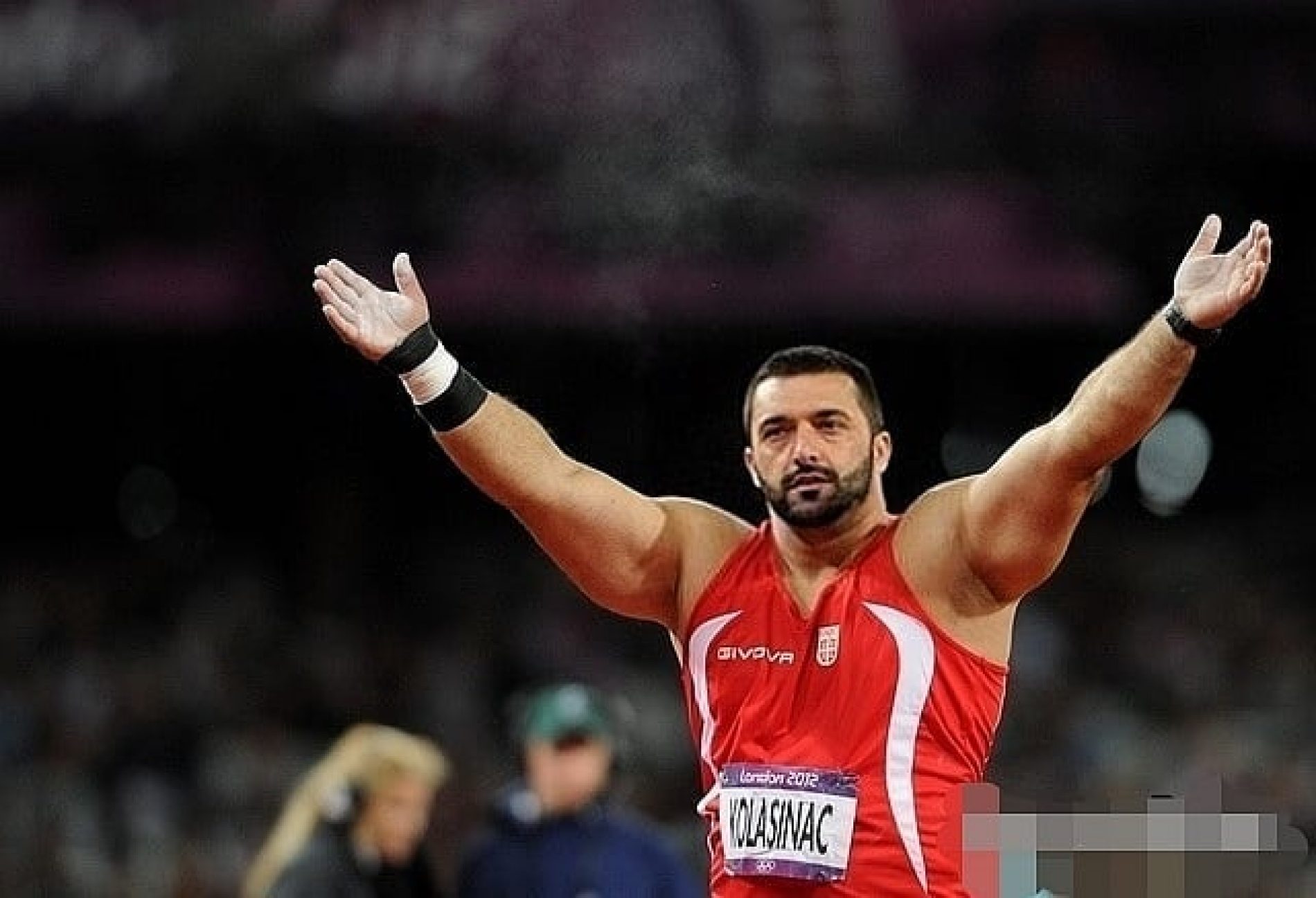 Sandžaku pomažu mnogi,  atletičar Asmir Kolašinac volontira i nosi boce s kisikom