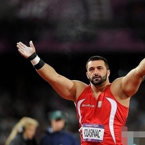 Sandžaku pomažu mnogi,  atletičar Asmir Kolašinac volontira i nosi boce s kisikom