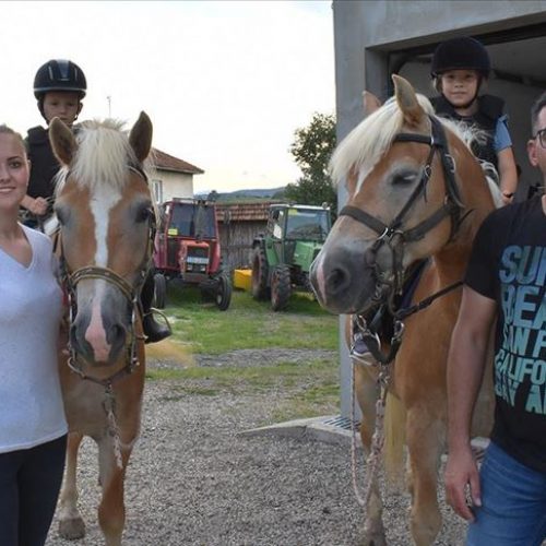 Supružnici Emina i Adem kroz školu jahanja uče mlade da vole konje (Video)