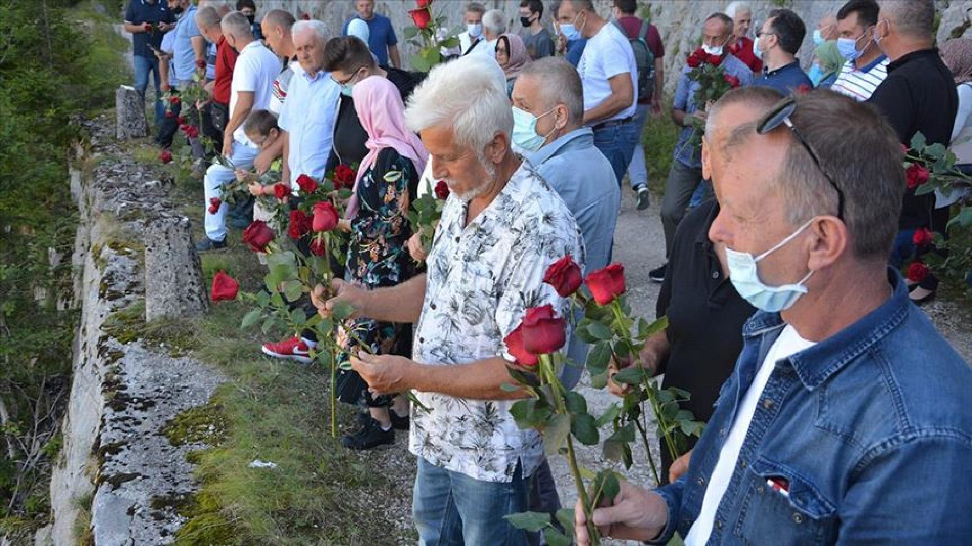 Obilježena godišnjica stradanja na Korićanskim stijenama: Sjećanje na više od 200 ubijenih logoraša