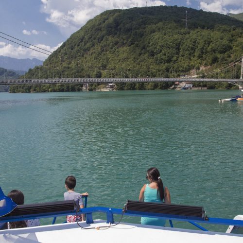 Jablaničkim jezerom plovi brod simboličnog naziva “Šeherzada“