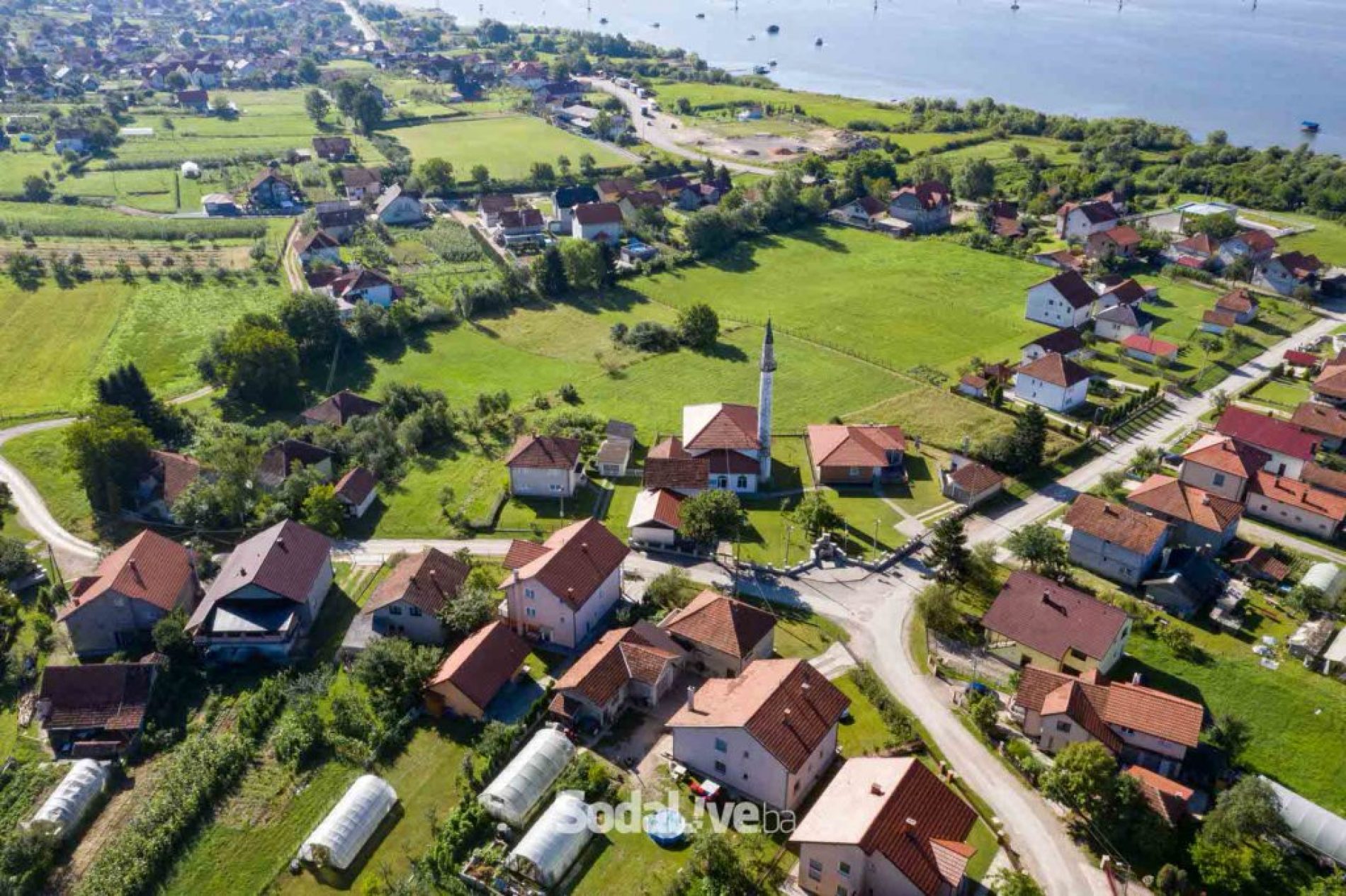 Ljepota sela smještenog uz jezero Modrac (Video)