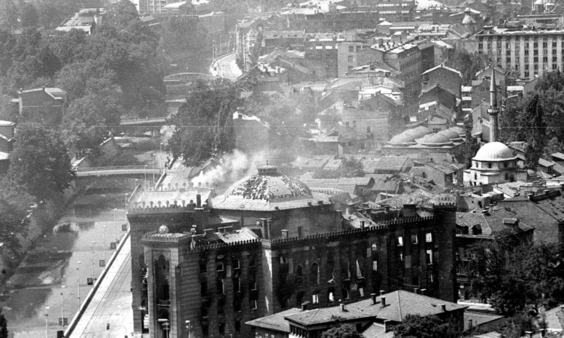Noć kad se spašavala historija: Prije 28 godina zapaljena sarajevska Vijećnica