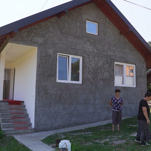 Srebrenik: Supruzi poginulog borca uručeni ključevi novoizgrađene kuće